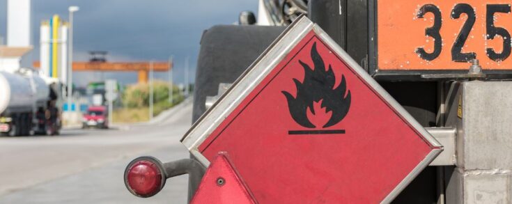 Conducir con mercancías peligrosas: precauciones y normativas